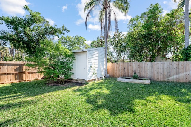 view of yard featuring a storage shed