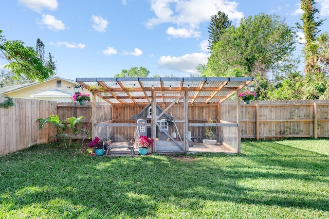 view of yard featuring an outbuilding