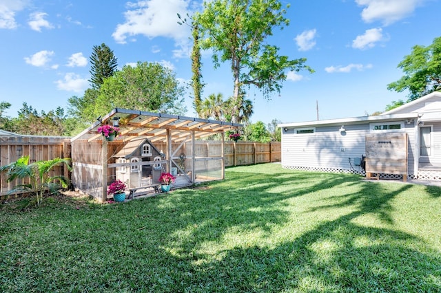 view of yard featuring an outdoor structure