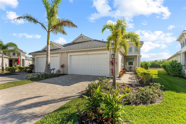 view of front facade featuring a garage and a front yard