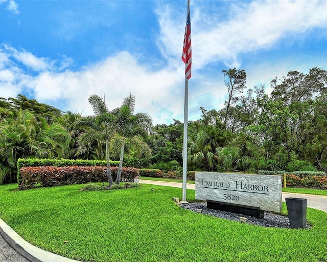 community sign with a yard