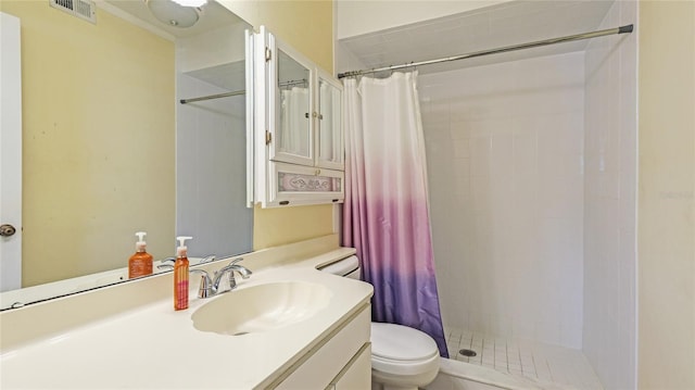 bathroom featuring a shower with curtain, vanity, and toilet