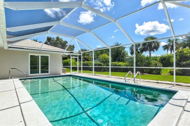482 Rubens Dr E, Nokomis, FL 34275 - outdoor pool with glass enclosure