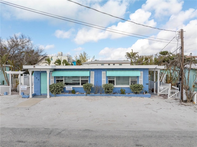 view of front of property