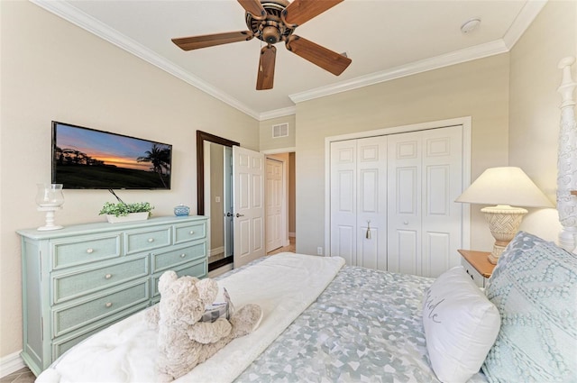 bedroom with ceiling fan, crown molding, and a closet