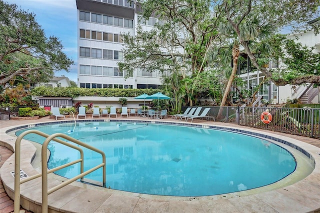 view of swimming pool