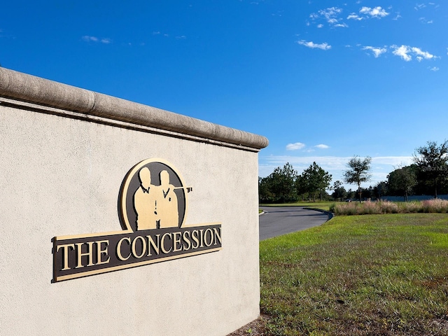 community / neighborhood sign featuring a yard