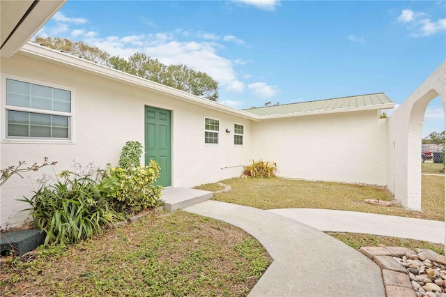 entrance to property with a yard