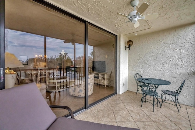 sunroom with ceiling fan