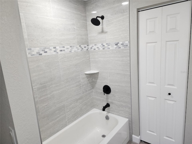 bathroom featuring tiled shower / bath