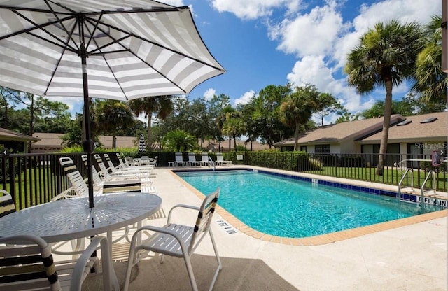 view of swimming pool featuring a patio