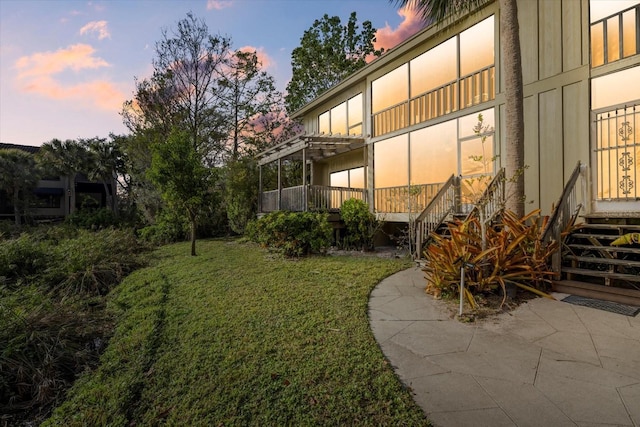 view of yard at dusk