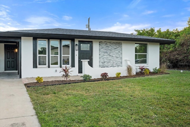 view of front of house featuring a front lawn