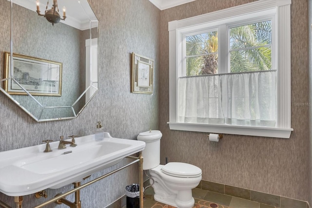 bathroom with sink, tile patterned flooring, a chandelier, toilet, and ornamental molding