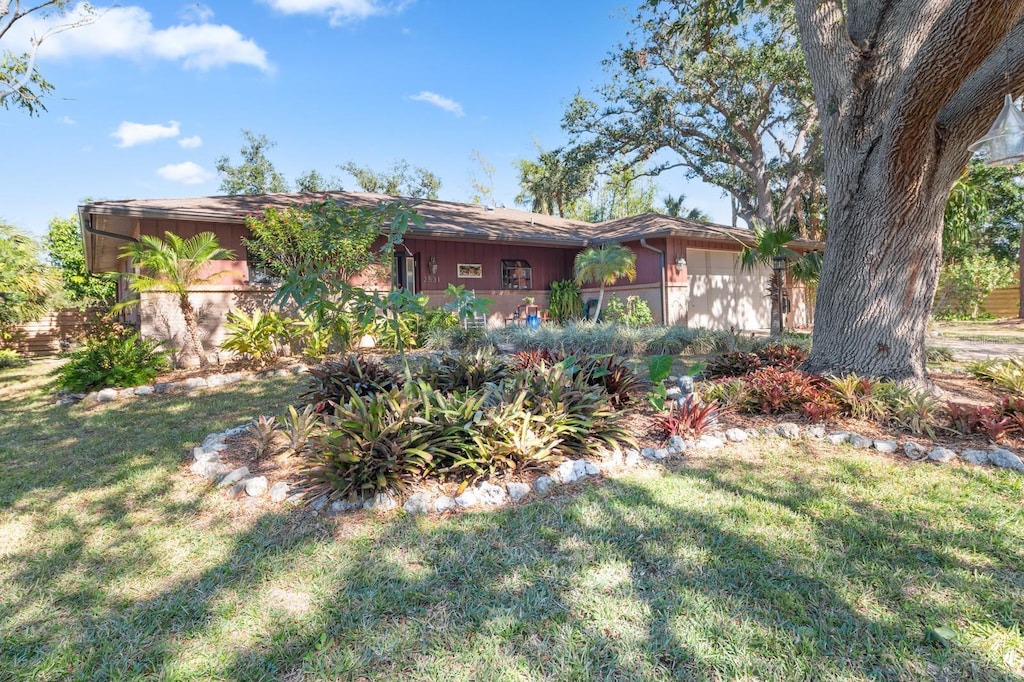 view of front of home with a front lawn