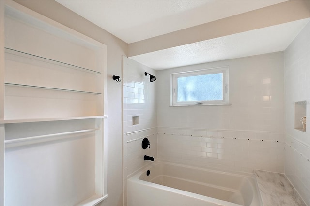 bathroom with tiled shower / bath