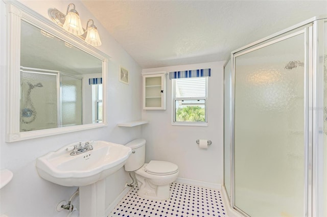 bathroom featuring sink, toilet, a textured ceiling, and walk in shower