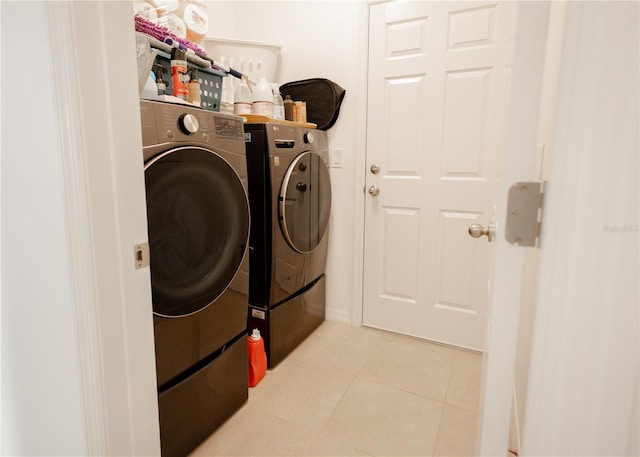 washroom featuring light tile patterned floors and independent washer and dryer