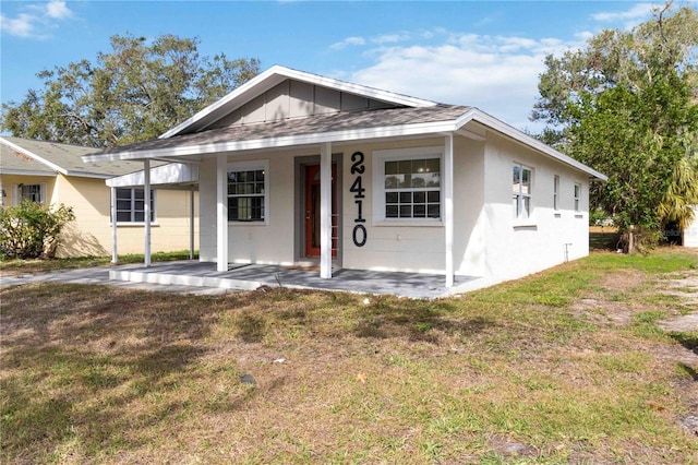 view of front of property featuring a porch and a front lawn