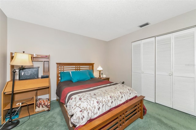 bedroom with carpet flooring, a textured ceiling, and a closet