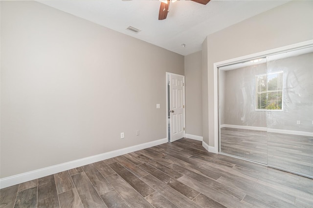 unfurnished bedroom featuring ceiling fan and a closet