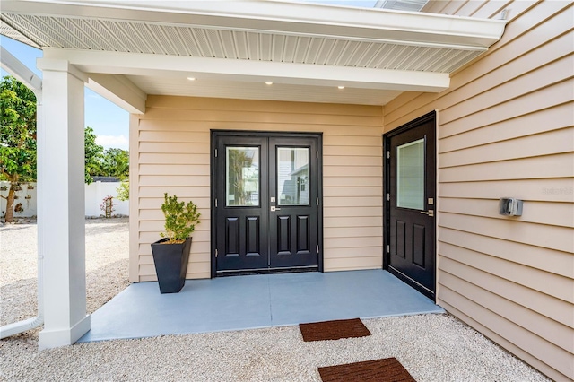 property entrance with covered porch