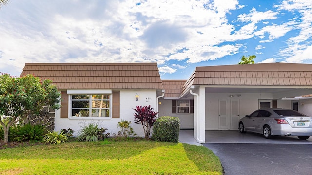 view of front of property featuring a carport and a front lawn