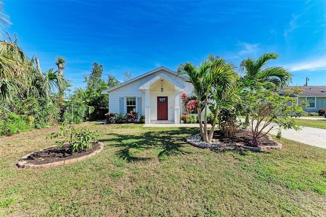 view of front facade with a front yard