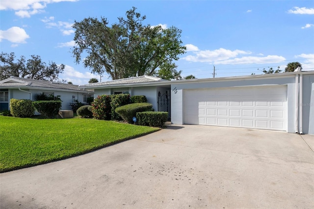 ranch-style house featuring driveway, stucco siding, an attached garage, and a front yard