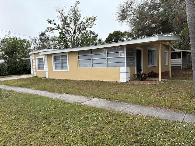 single story home with a front lawn