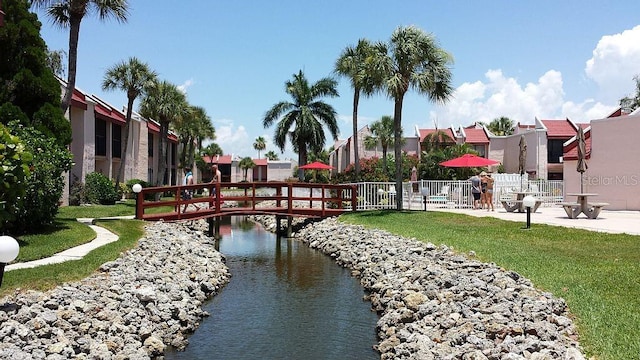 view of property's community featuring a lawn