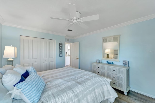 bedroom featuring ceiling fan, a closet, light wood-type flooring, and ornamental molding