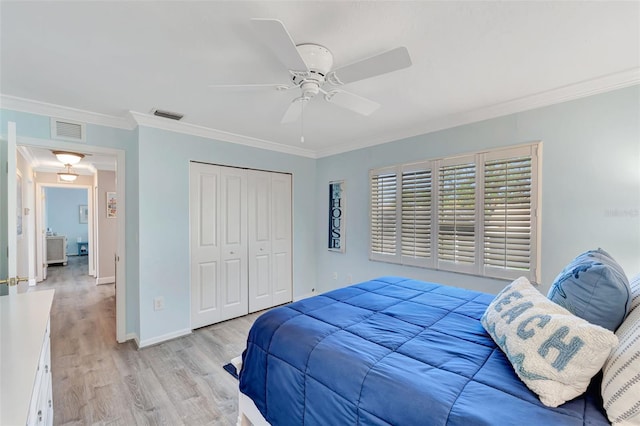 bedroom with ceiling fan, light hardwood / wood-style floors, ornamental molding, and a closet