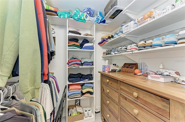 walk in closet featuring carpet floors