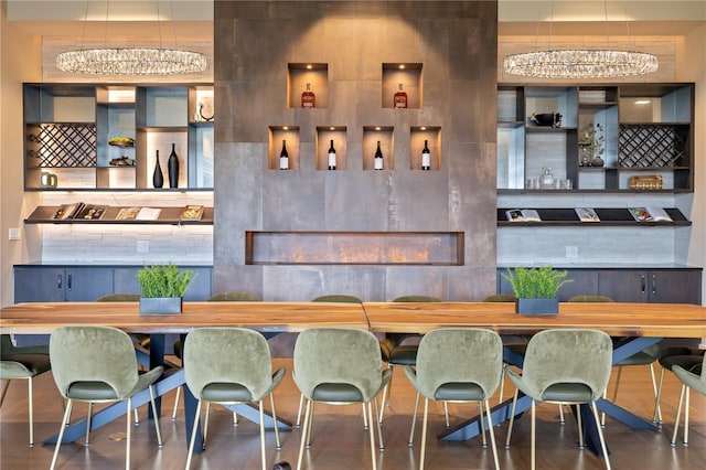 bar with a notable chandelier and backsplash