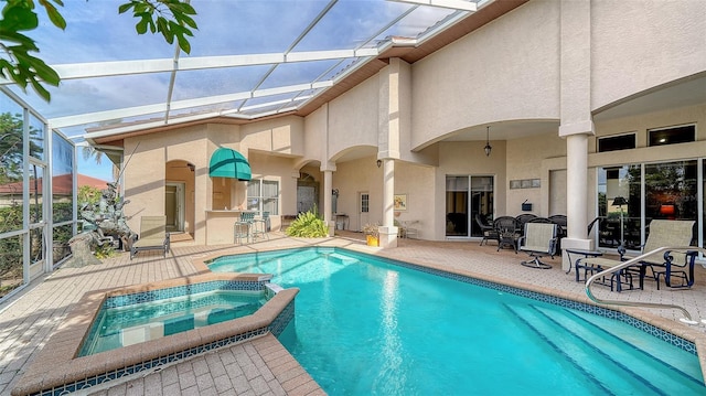 view of pool with an in ground hot tub, a patio, and a lanai