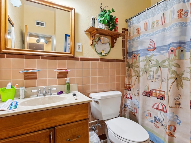 full bath with toilet, a shower with shower curtain, vanity, and visible vents