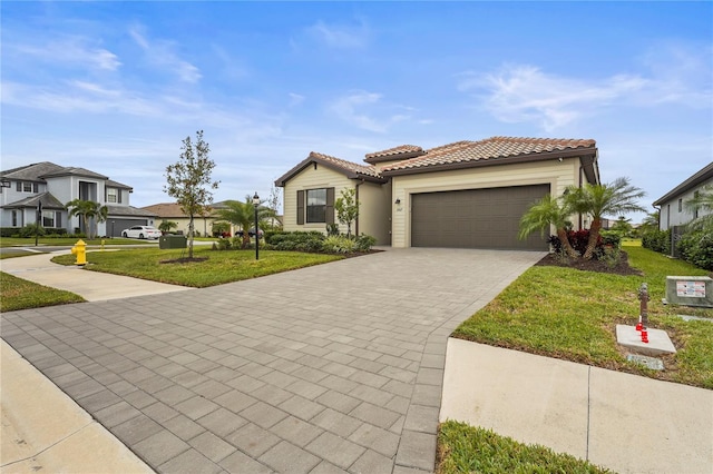 view of front facade featuring a front yard and a garage