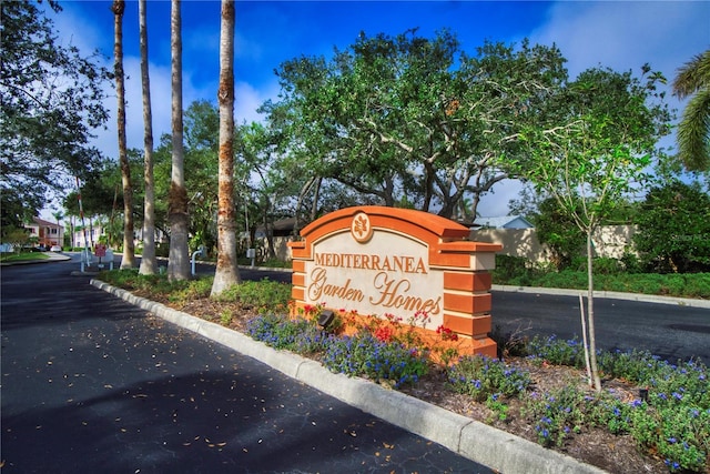 view of community / neighborhood sign