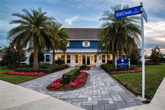 view of front facade with a lawn