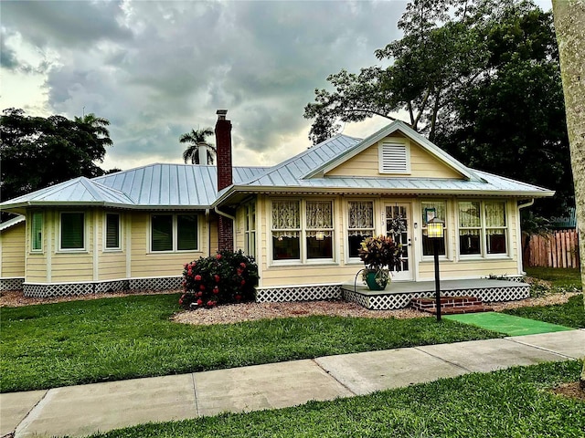 view of front facade featuring a front yard