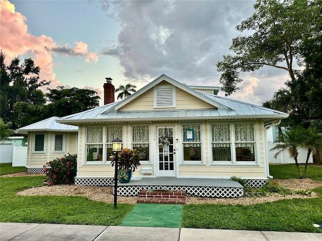 view of front of home featuring a front yard