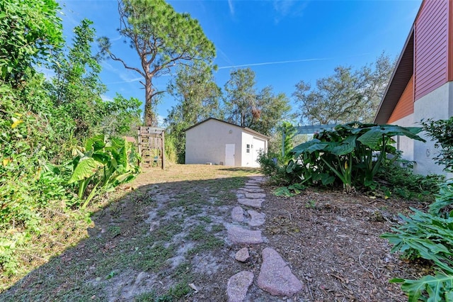 view of yard featuring an outbuilding