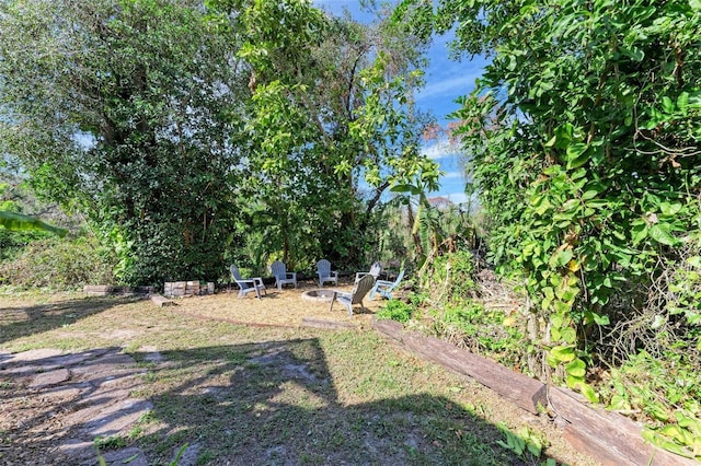 view of yard featuring an outdoor fire pit