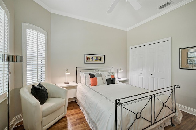 bedroom featuring ceiling fan, a closet, crown molding, and hardwood / wood-style flooring