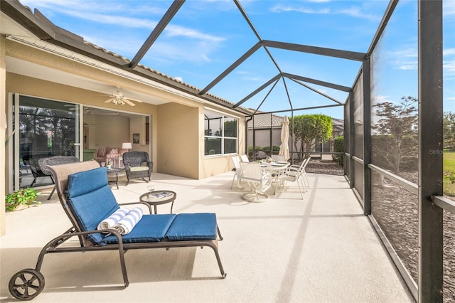 sunroom with ceiling fan