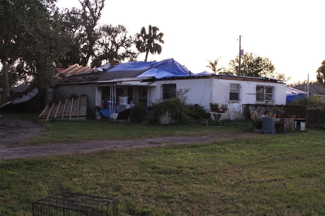 view of front of property with a front lawn