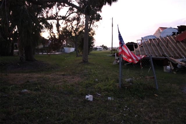 view of yard at dusk