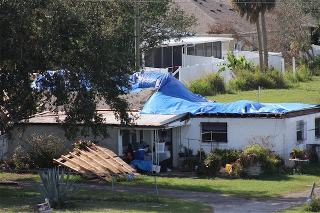 2815 US-41 N, Palmetto, FL 34221 - rear view of house with a sunroom, stucco siding, and a lawn