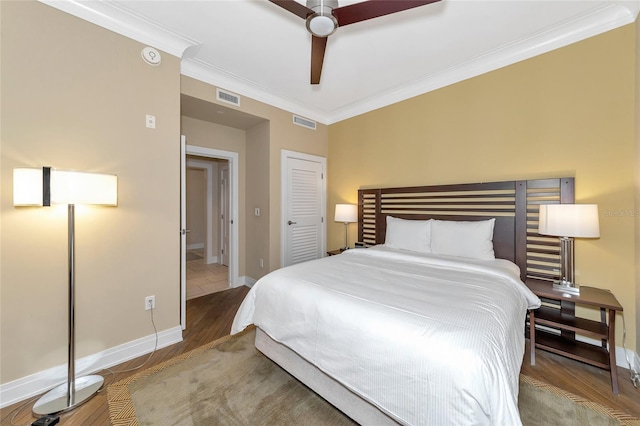 bedroom featuring a closet, ceiling fan, hardwood / wood-style floors, and crown molding